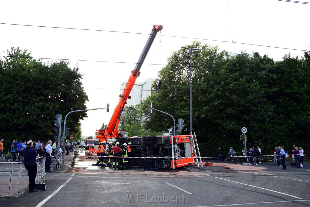 TLF 4 umgestuerzt Koeln Bocklemuend Ollenhauer Ring Militaerringstr P109.JPG - Miklos Laubert